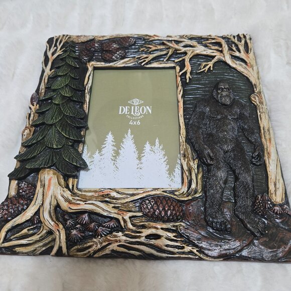 Bigfoot Picture frame.9.5"H x 9.5"W Resin Holds a 4x6 photo with Big Foot - Picture 7 of 14